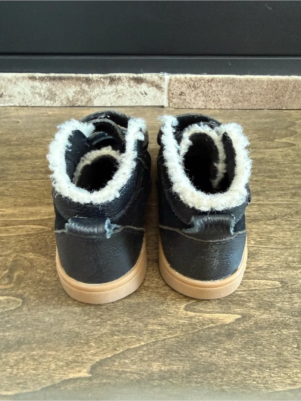 UGG Australia Rennon II Boots Black Leather Toddler Size 8 (EU 25)